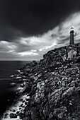 Schwarz-Weiß Aufnahme des Leuchtturms Cabo Vilan über dem Kap an der Costa da Morte, der rauen Küste Nordspaniens, Galicien, Spanien