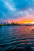 Sonnenuntergang am Hamburger Hafen und der Werft Blohm+Voss, Hamburg, Deutschland