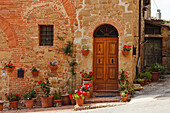 Tür und Blumen im alten Dorf Montichiello, Val d'Orcia, UNESCO Weltkulturerbe, Provinz Siena, Toskana, Italien, Europa