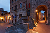 Piazza Duomo beio Nacht, San Gimignano, UNESCO Weltkulturerbe, Provinz Siena, Toskana, Italien, Europa