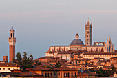 Stadtansicht mit Torre del Mangia Glockenturm, Rathaus und Duomo Santa Maria Kathedrale, Dom, Siena, UNESCO Weltkulturerbe, Toskana, Italien, Europa
