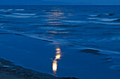 Reflexion des Mondes am Strand, Castiglione della Pescaia, Mittelmeer, Provinz Grosseto, Toskana, Italien, Europa