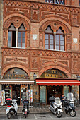 Motorroller vor einem Tabakladen, Bar, Lugarno Pacinotti, Uferstraße am Arno, Pisa, Toskana, Italien, Europa
