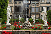 Brunnen mit Skulpturen im Barockgarten, Palazzo Pfanner, Palast, Altstadt von Lucca, UNESCO Weltkulturerbe, Lucca, Toskana, Italien, Europa