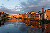 Ponte Vecchio über den Arno Fluss, Spiegelung, Altstadt von Florenz, UNESCO Weltkulturerbe, Firenze, Florenz, Toskana, Italien, Europa