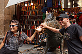 Touristen an Il Porcellino, Skulptur eines Wildschweins, Loggia des Mercato Nuovo, Altstadt von Florenz, UNESCO Weltkulturerbe, Firenze, Florenz, Toskana, Italien, Europa