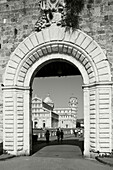 Schiefer Turm und Piazza dei Miracoli durch Tor gesehen, Piazza del Duomo, UNESCO Weltkulturerbe, Pisa, Toskana, Italien, Europa
