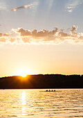 Vierer-Ruderboot bei Sonnenuntergang, Starnberger See, Bayern, Deutschland