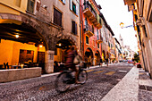 Radfahrerin in der Altstadt von Verona, Venetien, Italien