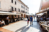Restaurants im historischen Zentrum, Bardolino, Venetien, Italien