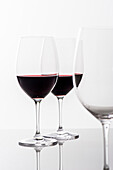 Zwei Glas Rotwein und ein leeres Glas, Rotweingläser, Hamburg, Norddeutschland, Deutschland