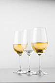 Zwei Glas Weißwein und ein leerer Glas, Hamburg, Norddeutschland, Deutschland