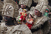 Frauen mit Santo Nino Puppen, Ati Atihan Festival, Kalibo, Aklan, Visaya, Insel Panay, Philippinen