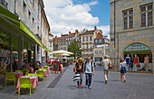 Rue Pasteur mit Touristen, Besoncon, Doubs, Region Franche-Comte, Frankreich, Europa