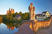 Blick von der Alten Lahnbrücke über die Lahn zum Limburger Dom, St. Georgs - Dom, Limburg, Lahn, Westerwald, Hessen, Deutschland, Europa