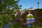 Nepomukbrücke, Elbbachbrücke über den Elbbach, Ägidienkirche im Hintergrund, Hadamar, Westerwald, Hessen, Deutschland, Europa