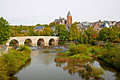 Blick über alte Steinbogenbrücke auf die Altstadt von Wetzlar mit Dom (13. - 15. Jh), Wetzlarer Dom, Lahn, Westerwald, Hessen, Deutschland, Europa