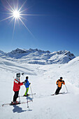 Drei Skifahrer auf der Piste, Zürser Täli, Zürs, Lech, Vorarlberg, Österreich