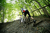 Mann bei einer Cyclocross-Tour im Herbst, Oberambach, Münsing, Bayern, Deutschland