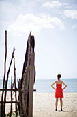 Mädchen am Strand, Arugam Bay, Ampara Distrikt, Sri Lanka