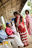Fahrgäste auf einem Bahnsteig, Ella, Badulla Distrikt, Uva Provinz, Sri Lanka