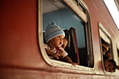 Fahrgäste blicken aus Zugfenster, Ella, Badulla Distrikt, Uva Provinz, Sri Lanka