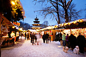 Christkindlmarkt am Chinesischen Turm, Englischer Garten, München, Bayern, Deutschland