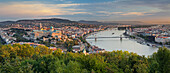 Blick von der Zitadelle, Burgpalast, Kettenbrücke, Donau, Budapest, Ungarn