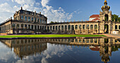 Dresdner Zwinger mit Spiegelung im Wasser, Dresden, Sachsen, Deutschland