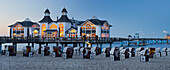 Seebrücke Sellin in der Dämmerung, Rügen, Mecklenburg-Vorpommern, Deutschland