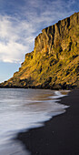 Strand mit schwarzem Sand bei Vik, Gardar, Südisland, Island