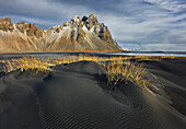 Schwarzer Sand, Kambhorn, Stokksnes, Hornsvik, Ostisland, Island