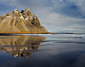 Spiegelung im nassen Sand, Kambhorn, Stokksnes, Hornsvik, Ostisland, Island