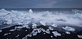 Eisbrocken am Strand bei der Gletscherlagune Jökulsárlon, Ostisland, Island