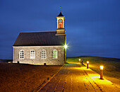 Hvalneskirkja, Kirche in der Dämmerung, Reykjanes, Island