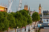 Big Ben mit der Hungerford Bridge und London Eye am Abend, London, England
