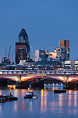 London Skyline mit Bürogebäude und die Blackfriars Bridge in the evening, Themse, City of London, England
