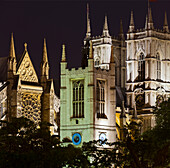 Die beleuchtete Fenster von Westminster Abbey in der Nacht, London, England