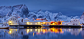 Ort Hamnoy im Abendlicht, Spiegelung im Wasser, Reine, Moskenesoya, Lofoten, Nordland, Norwegen