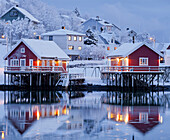 Reine im Abendlicht, Spiegelung der Häuser im Wasser, Moskenesoya, Lofoten, Nordland, Norwegen