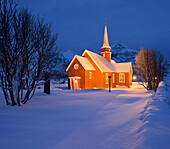 Flakstad Kirche im Abendlicht, Flakstadoya, Lofoten, Nordland, Norwegen