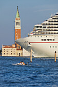 Kreuzfahrtschiff vor San Giorgio Maggiore, Venedig, Italien