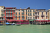 Häuser mit Gondeln und Boote am Canal Grande, Venedig, Italien