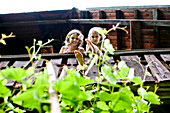 Zwei Mädchen stehen auf einem Balkon, Steiermark, Österreich
