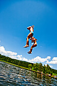 Kinder springen in Furtner Teich, Mariahof, Murtal, Steiermark, Österreich