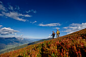 Paar beim Wandern, Dachstein im Hintergrund, Planai, Steiermark, Österreich