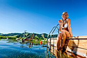 Junge Frau an einem Pool, Almwellness Hotel Pierer, Fladnitz an der Teichalm, Steiermark, Österreich