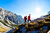 Wanderer beim Aufstieg über Ghackte zum Hochschwabgipfel, Steiermark, Österreich