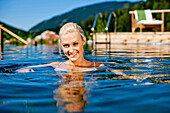 Junge Frau im Pool, Almwellness Hotel Pierer, Fladnitz an der Teichalm, Steiermark, Österreich