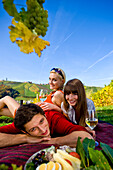 Drei junge Leute bei einem Picknick, Weingarten Gamlitz, Steiermark, Österreich